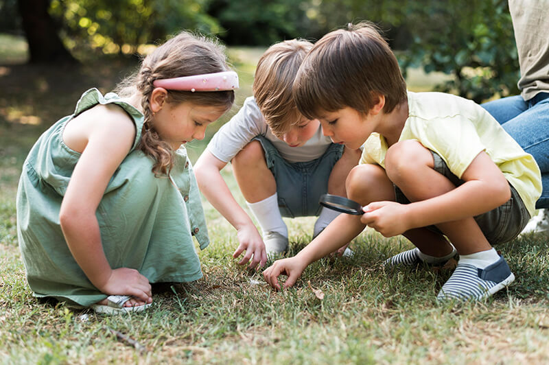 full-shot-kids-with-magnifying-glass